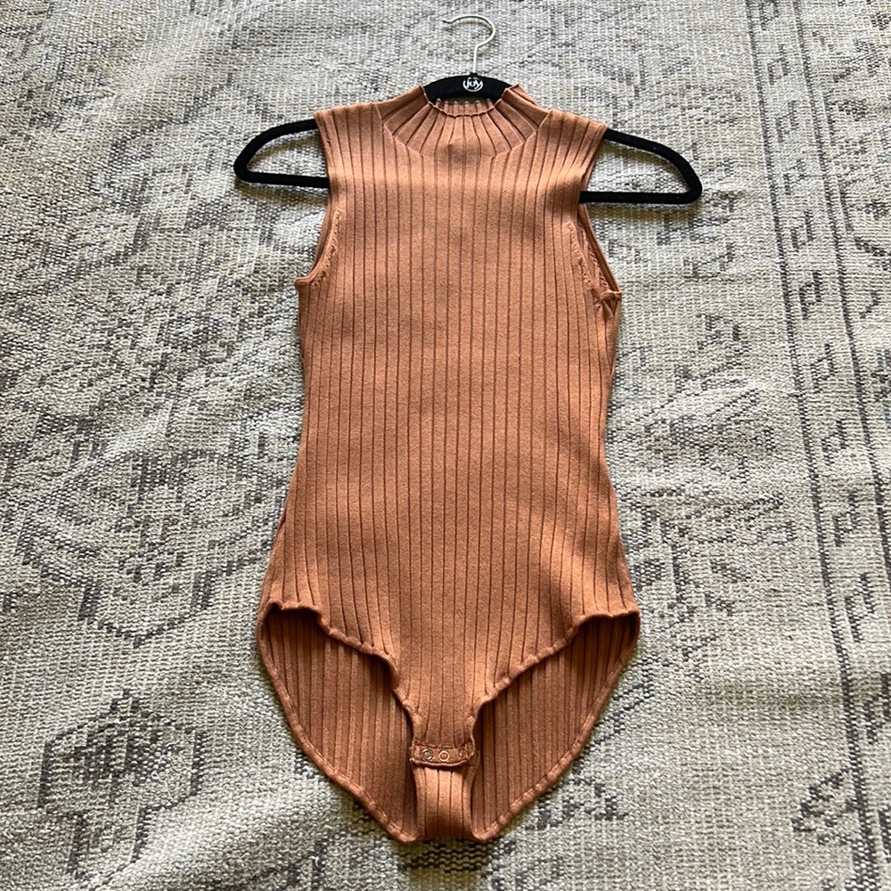 525 ribbed mock turtleneck bodysuit ✨NEW WITH TAGS